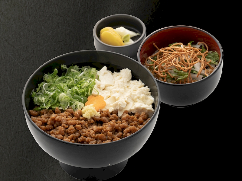 大豆ミートの三色丼(ミニ蕎麦付)